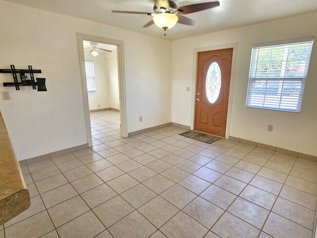 Foto del edificio - Annual Unfurnished 3 Bedroom 2 Bathroom Home in Nokomis!