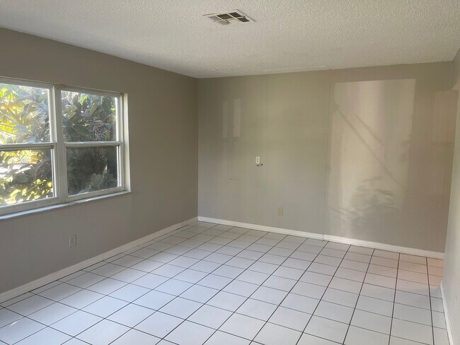 Foto del edificio - 5281 Bamboo Pl