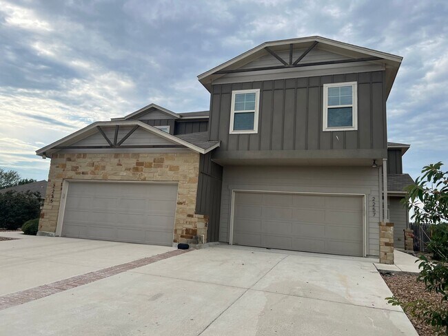 Foto del edificio - Luxury 3/2.5 2 Story Townhouse in NBTX