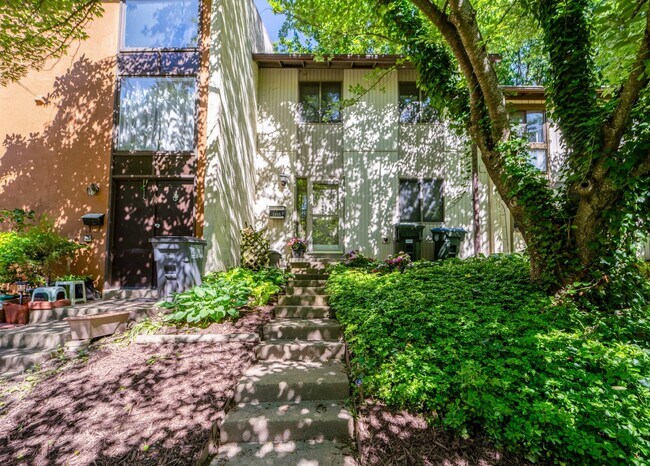 Building Photo - Renovated townhouse backing to trees with ...