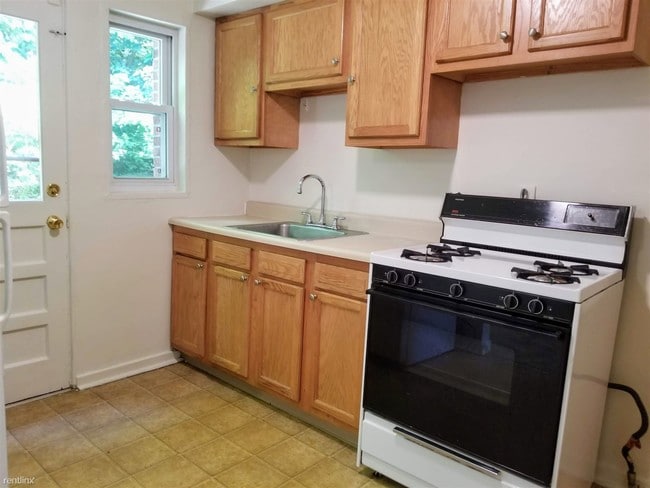 Building Photo - 2 br, 1 bath Duplex - 540 Long Road