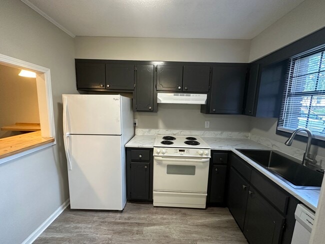 Building Photo - 2 bedroom 1.5 Bath Townhouse Village Green