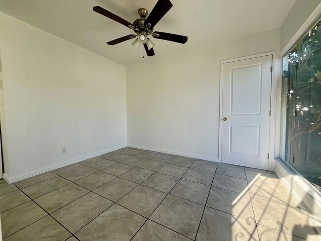 Foto del edificio - 10523 Mansel Ave