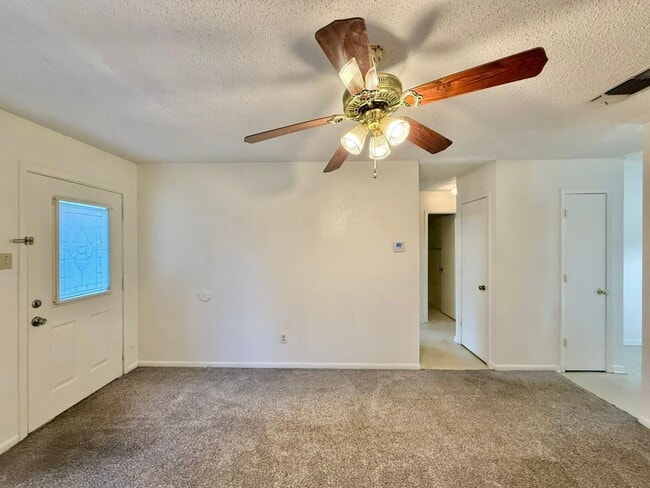 Building Photo - Available! 2 Bedroom 1 Bath Close to Everything! Longview, TX!