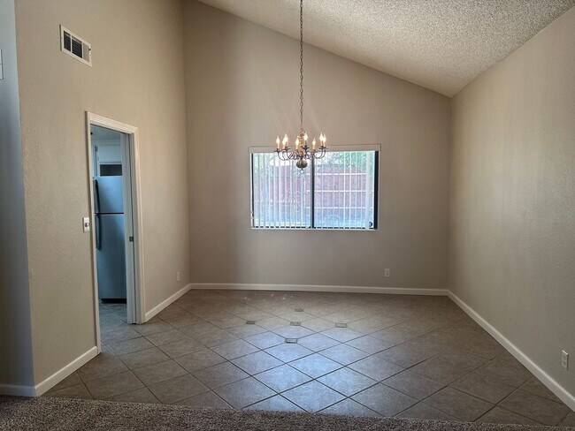 Building Photo - Tehachapi's Best!  3 bdrm/2.5 bath  In Tow...