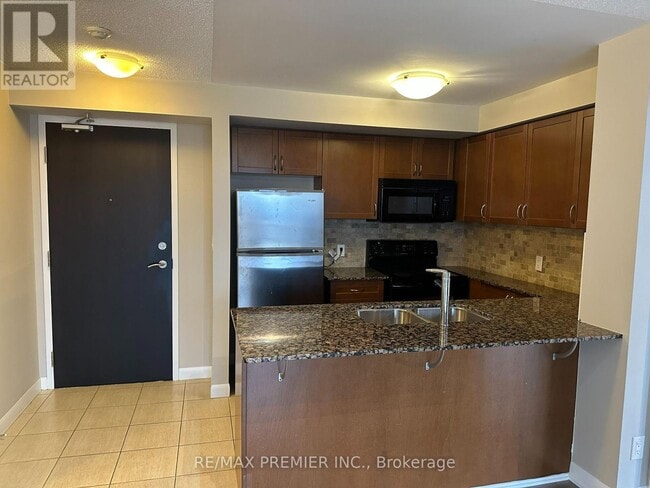 Building Photo - 5793 Yonge St