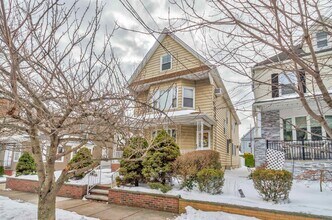 Building Photo - 28 W 37th St