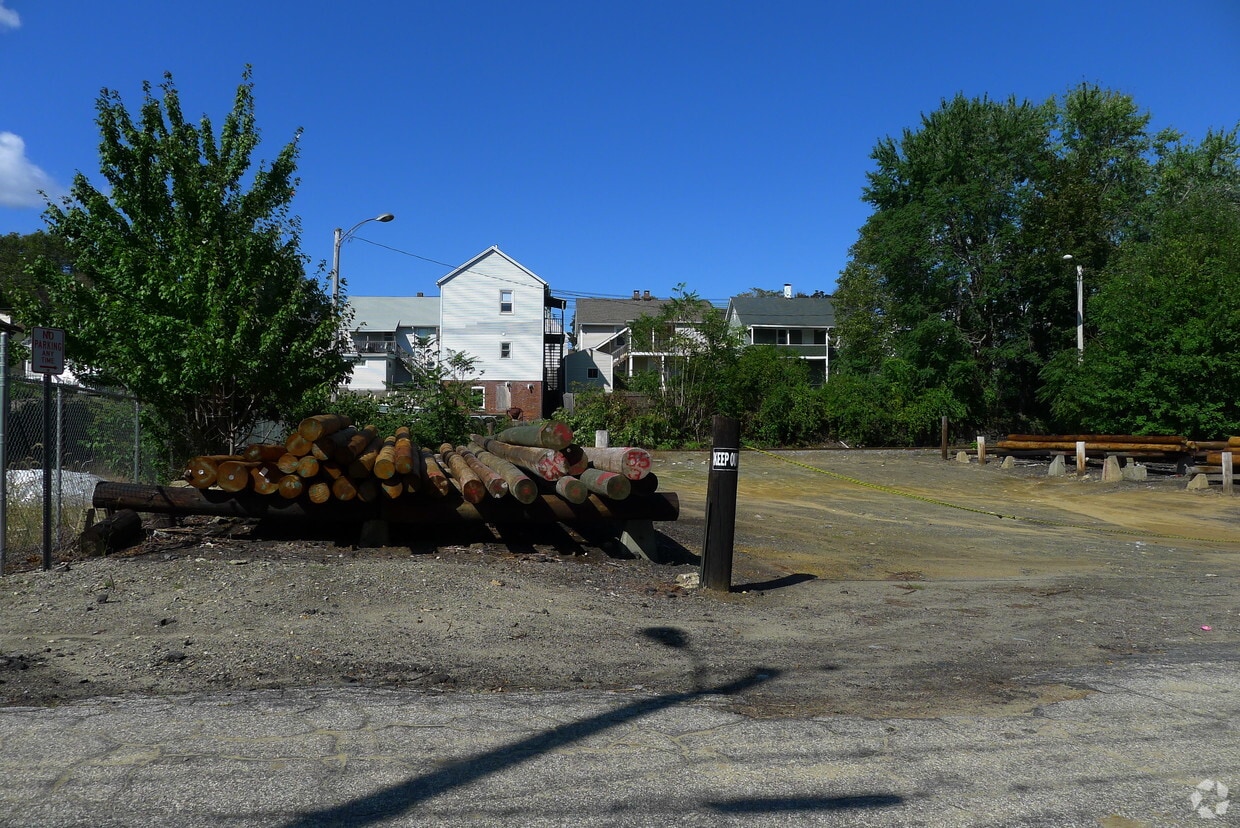 32 White St, Norwich, CT 06360 Apartments in Norwich, CT