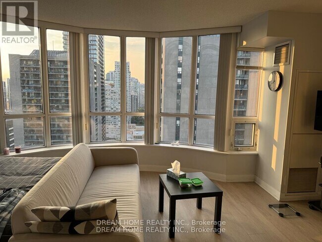 Photo du bâtiment - 33 Sheppard Ave E