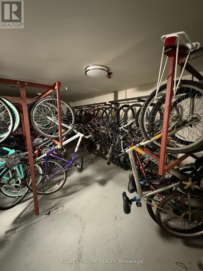 Building Photo - 1100 Ambleside Dr