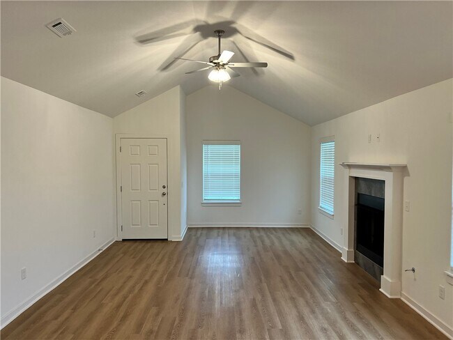 Building Photo - 590 N Cresswell Dr