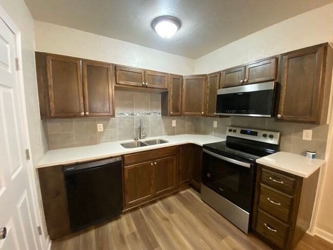 Building Photo - Newly Remodeled in MWC - 3 bed 2 bath