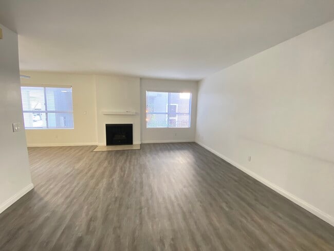 Building Photo - 3445 Mentone Ave