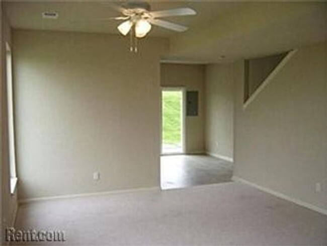 Building Photo - Completely Renovated 3 Bedroom 2 Bath Duplex