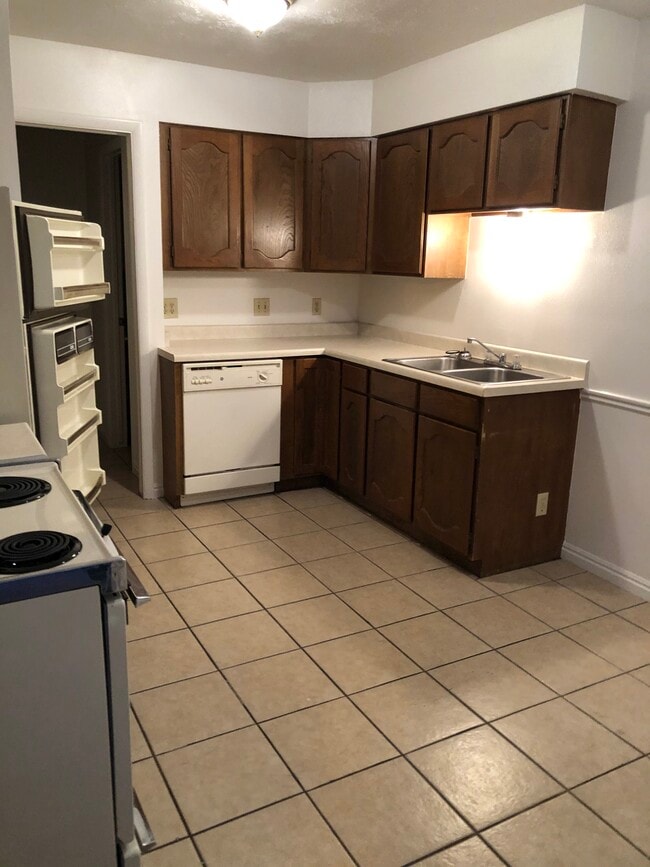 Building Photo - 781 Valley View Dr