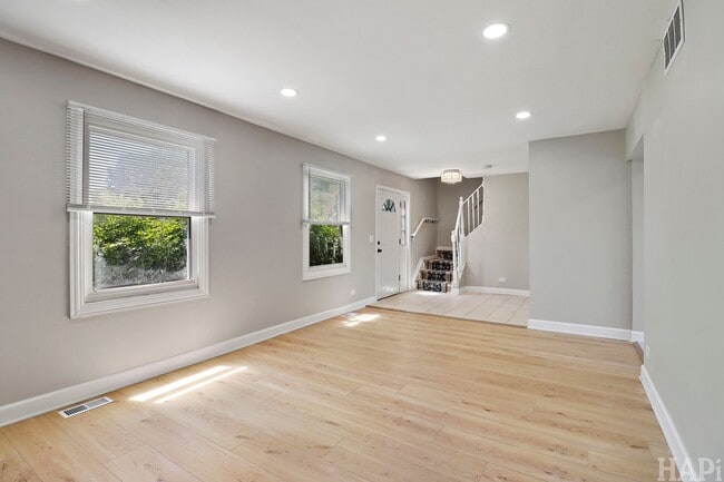 Building Photo - 2208 Kensington Dr