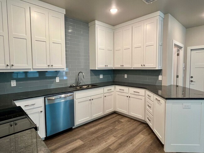 Building Photo - Large 1 Bed, 1 Bath in Beautifully Well-Maintained Neighborhood!! New Construction!!