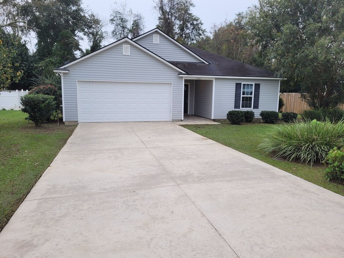 Primary Photo - Spacious 3BD/2BA Home Near Moody AFB | Ope...
