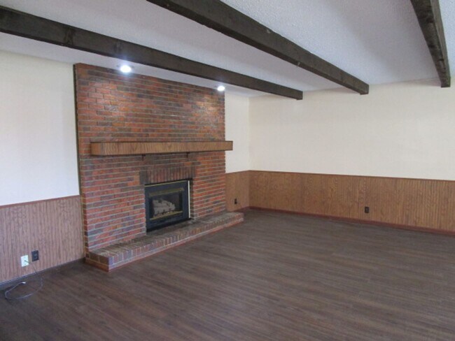 Building Photo - Home on West Side Available