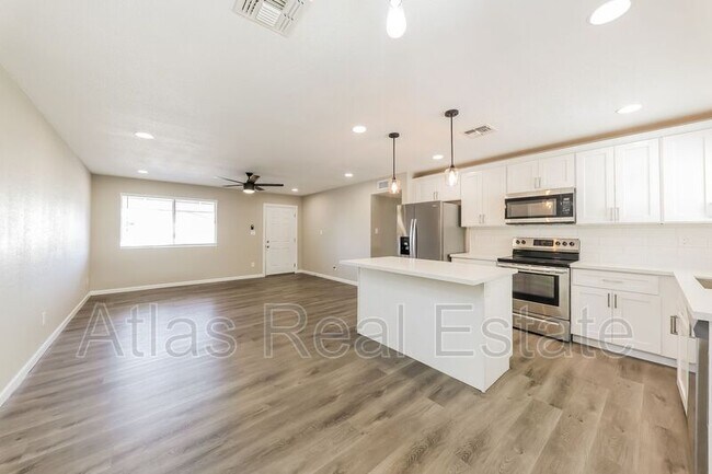 Building Photo - 4207 W Poinsettia Dr