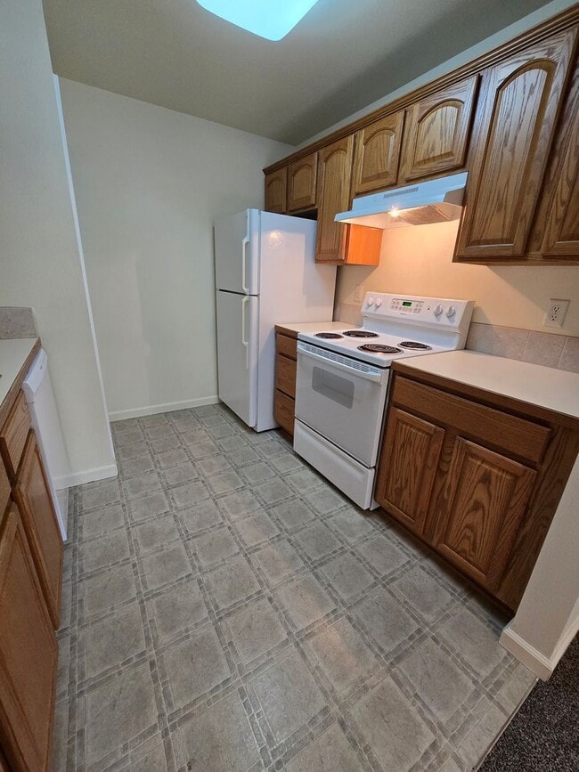 Building Photo - North Gilham Condo