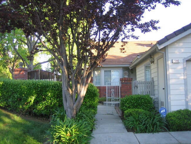 Building Photo - 2390 Cresthaven St