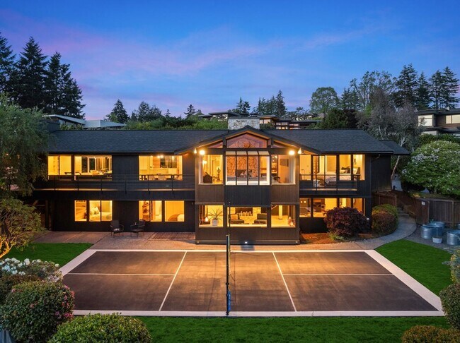 Building Photo - 3Bd/3.5Ba Clyde Hill Home