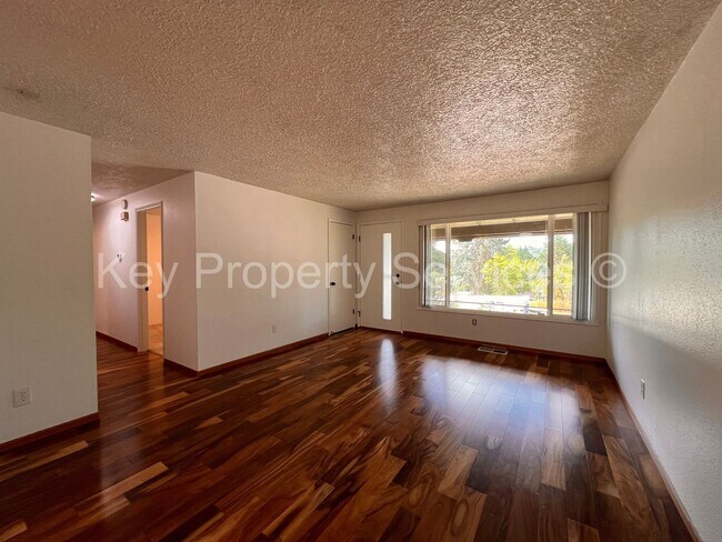 Building Photo - Beautifully Remodeled Gresham Ranch