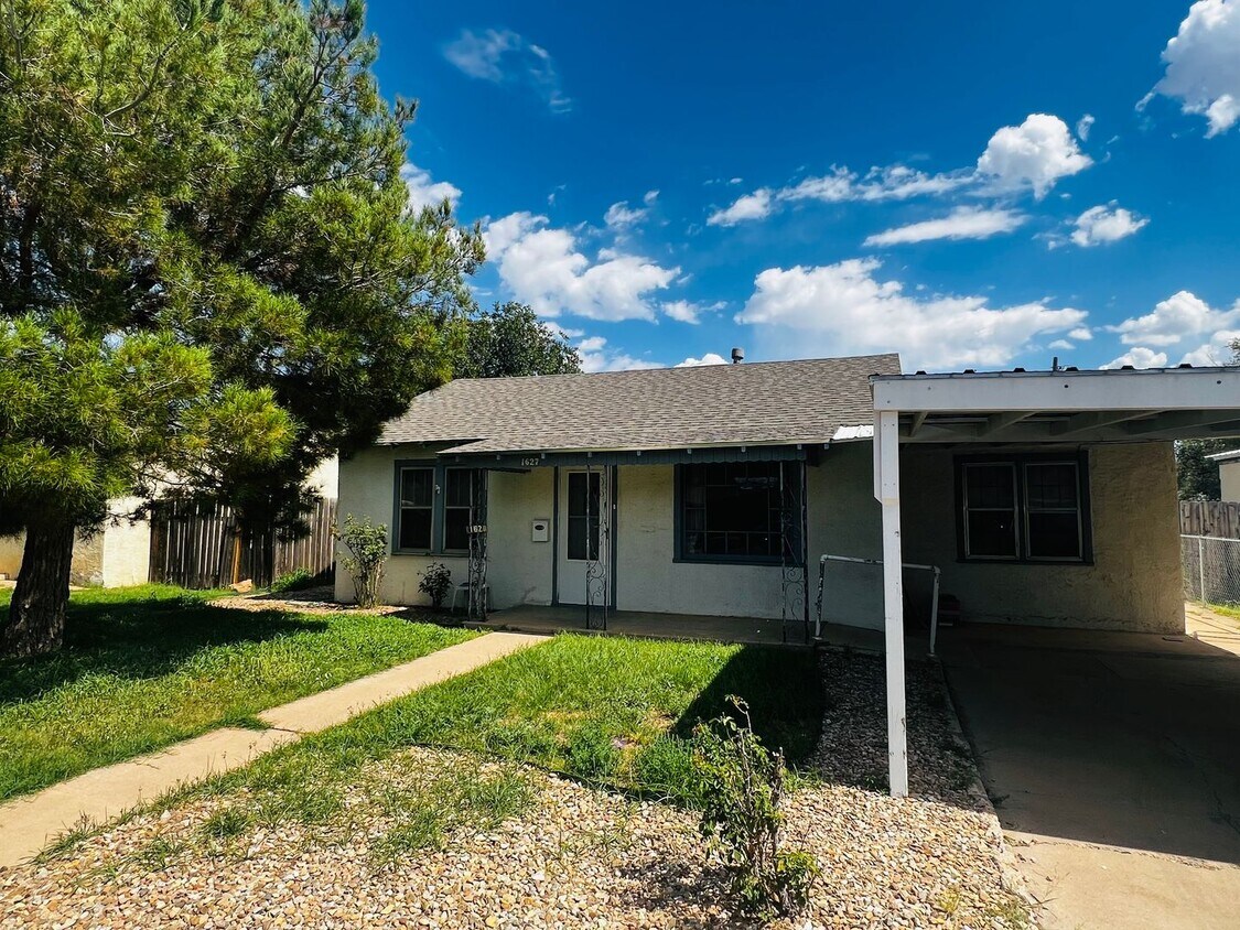 Building Photo - 2BD/2BA With 2 Living rooms!
