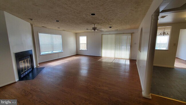 Building Photo - 2211 Woodbox Ln
