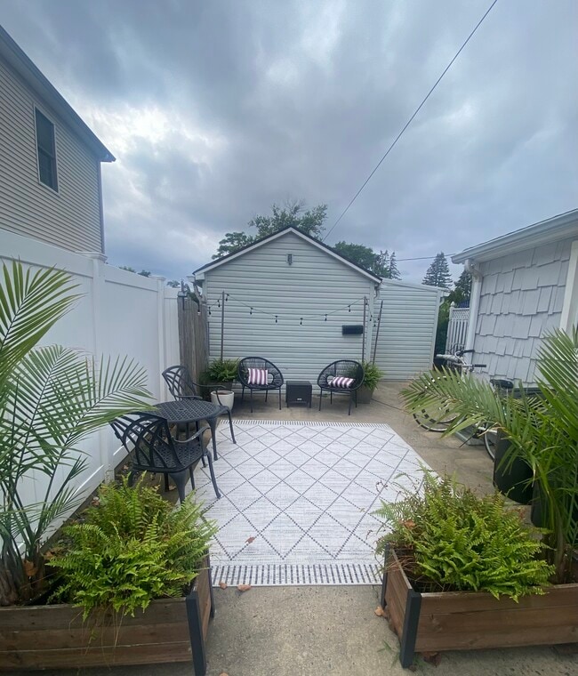 Entryway with sitting area from driveway - 115 10th Ave
