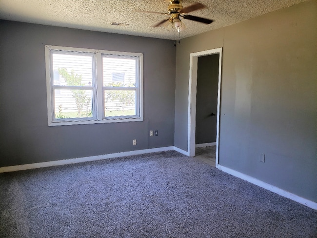 Building Photo - 4626 Hemlock Ave