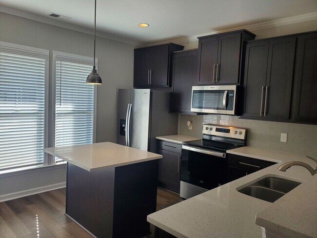 Building Photo - 3 Bedroom, 2.5 bath townhome in the Berwic...