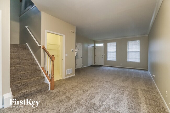 Building Photo - 2162 Middlebury Dr