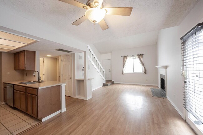 Foto del edificio - "Charming 2-Bedroom Townhouse Retreat with 2 Full Baths in Fishers – Spacious 1,522 Sq Ft Living!"