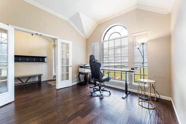 Photo - 608 Laura Ln House