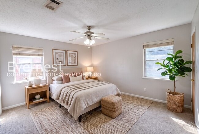 Building Photo - 3 Bed, 2 Bath Home with Fenced Yard & Garage / Pet-Friendly / Available Now!