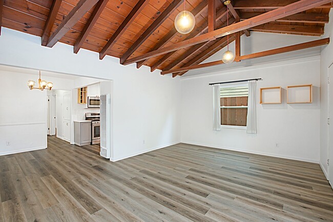 Building Photo - Upgraded 2br Coronado House, Bonus Room, Yard & Garage!