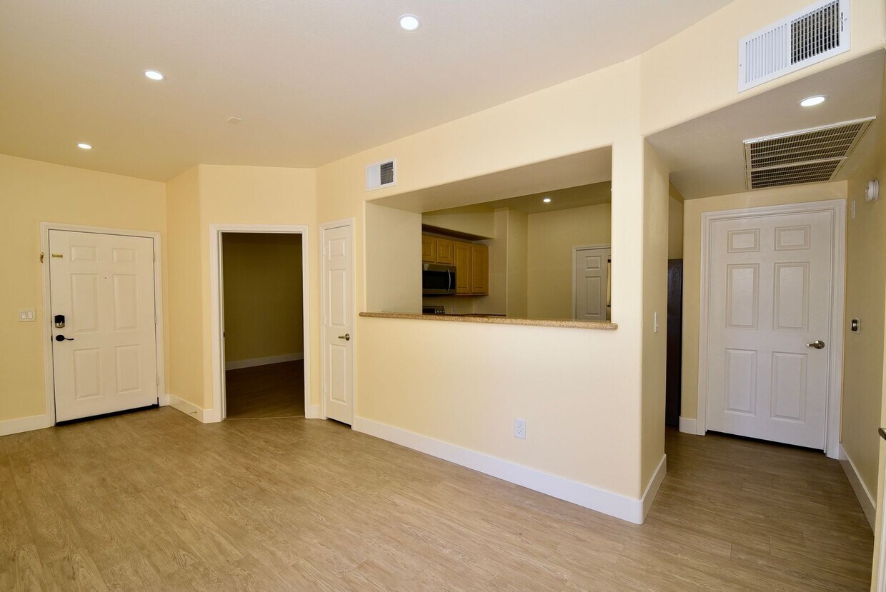 Foto principal - Upgraded & Charming Two-Bedroom Condo with...
