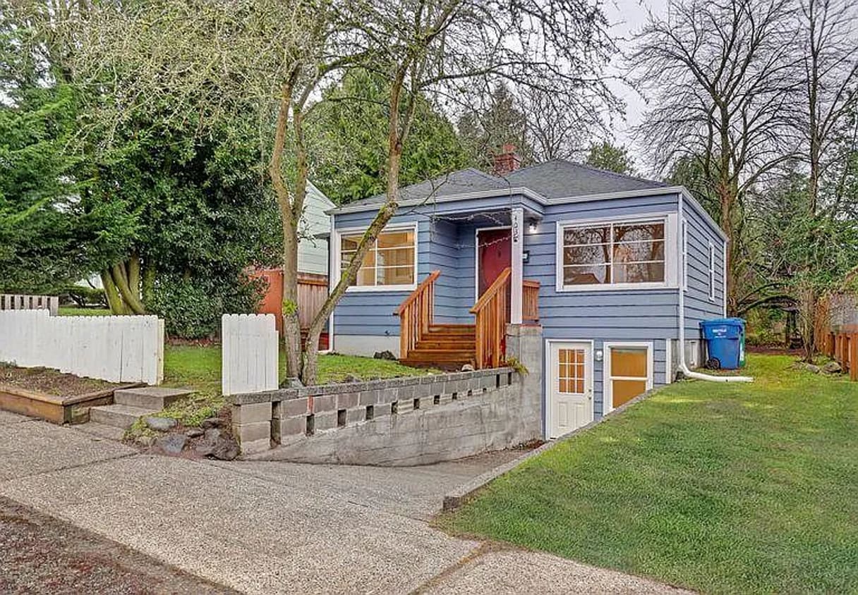 Primary Photo - Great Northgate/Maple Leaf location - cute...