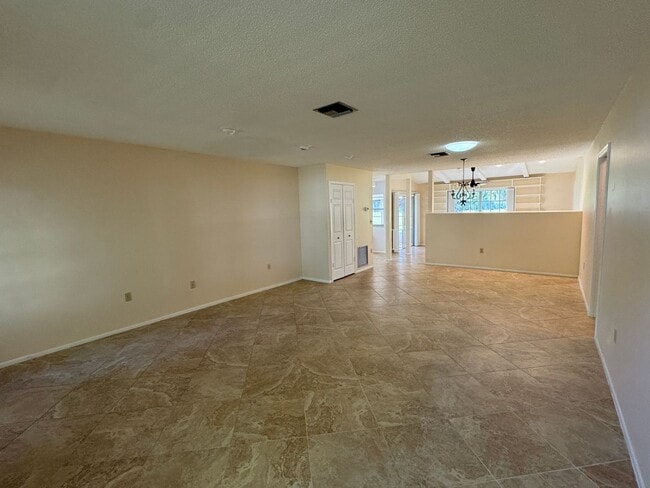 Building Photo - 3966 Oakhurst Blvd