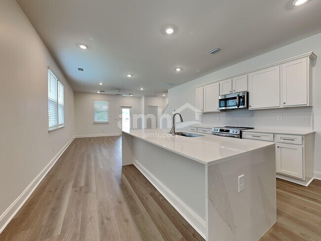 Building Photo - 547 Armstrong Curv