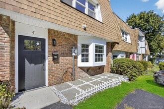 Building Photo - 8 Roundtree Ct