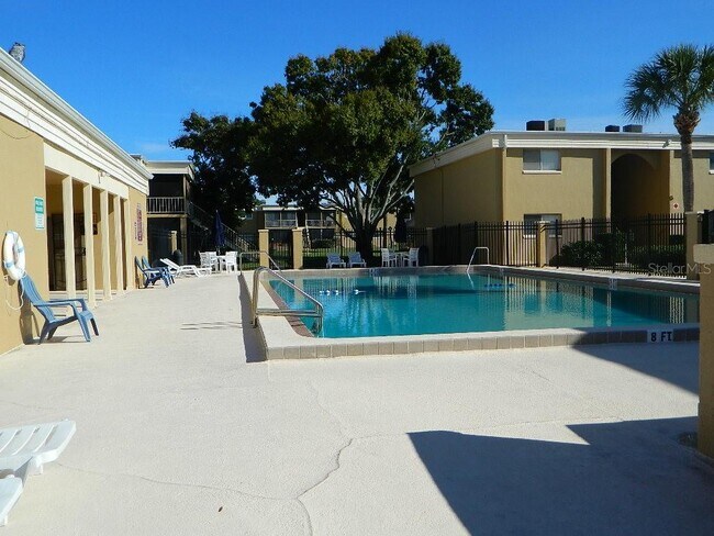 Foto del edificio - 1000 Lake of the Woods Blvd