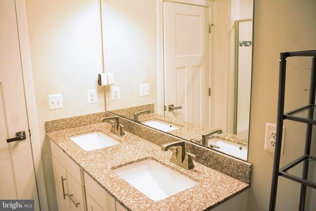 Foto del edificio - 6212 Editors Park Dr