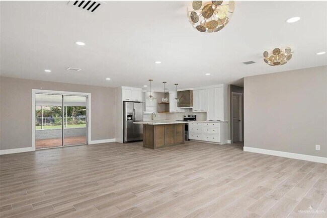 Building Photo - 17 E Walnut Ave