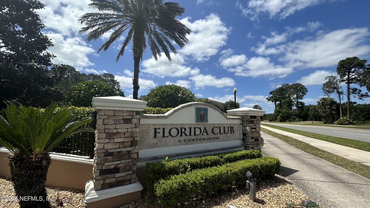 Foto principal - 610 Fairway Dr