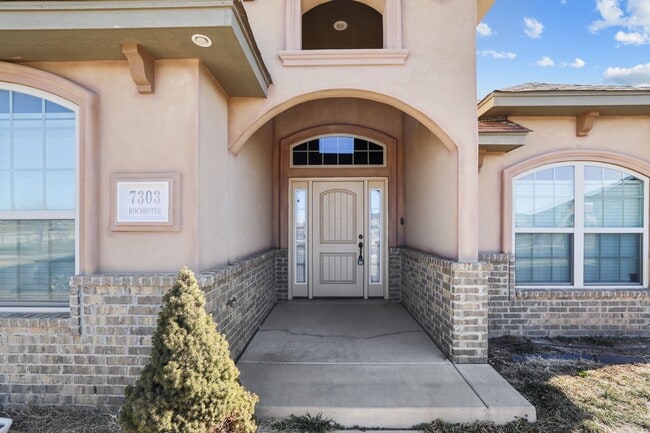 Building Photo - Stunning with 4 bedrooms in City View!