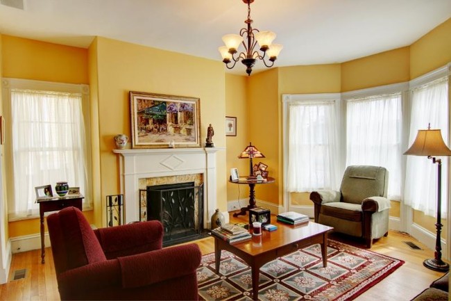 Building Photo - Spectacular Victorian House