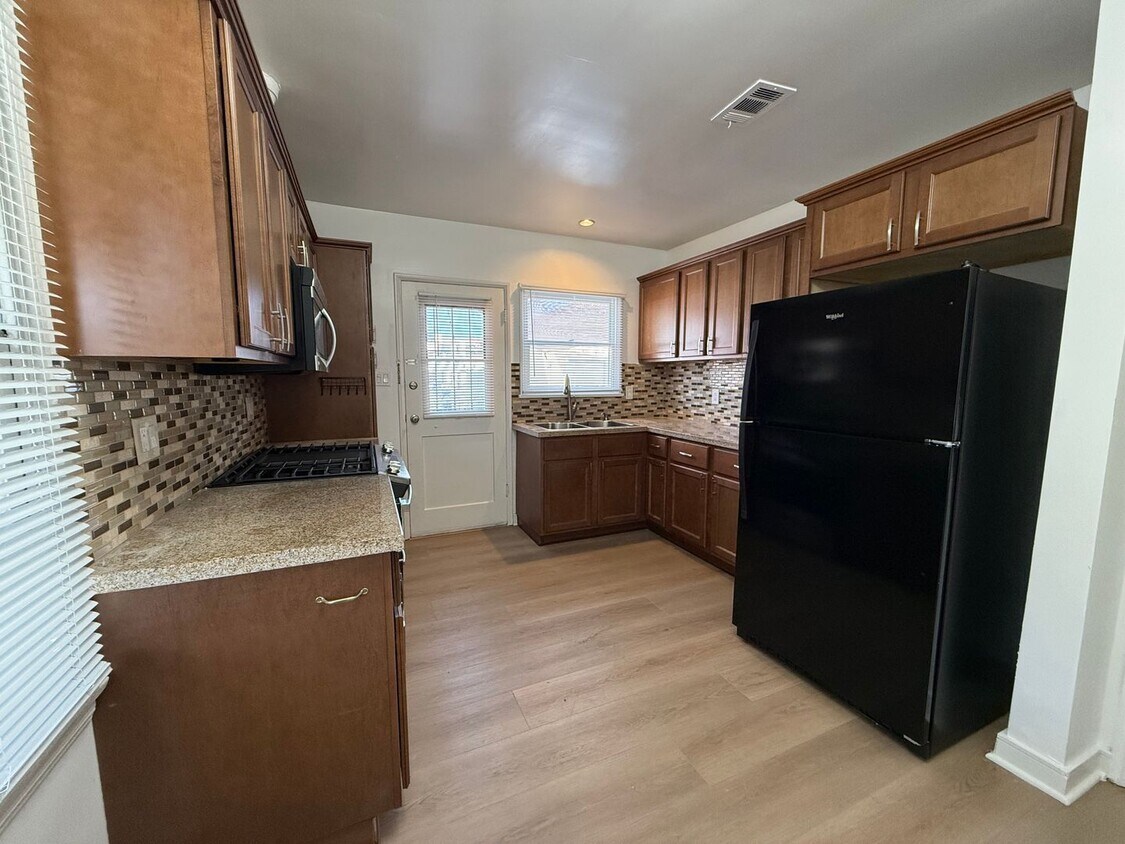 Foto principal - 321 - 1221-1223 West Ramona LLC